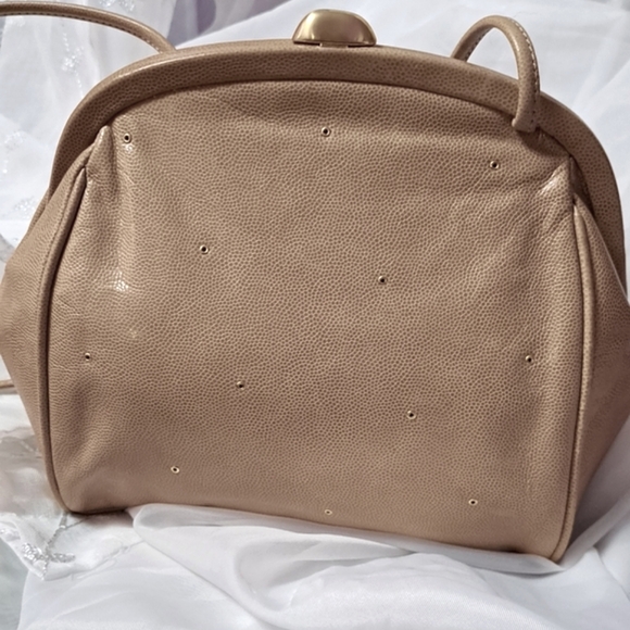 Vintage Albert Nipon Tan Leather Shoulder Bag. Goldtone Clasp and Mini Rivits - Picture 10 of 13